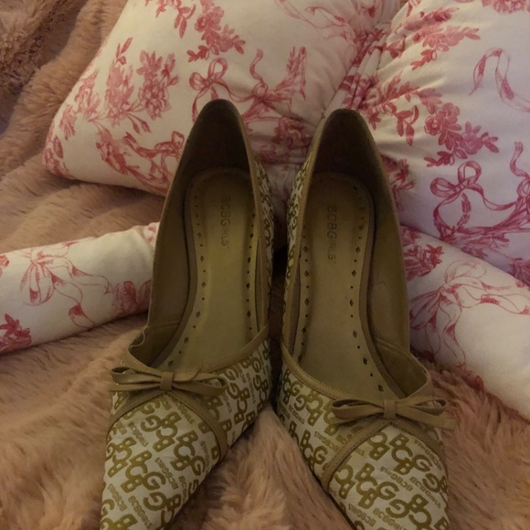 BCBG pointed toe bow pump - Picture 2 of 3